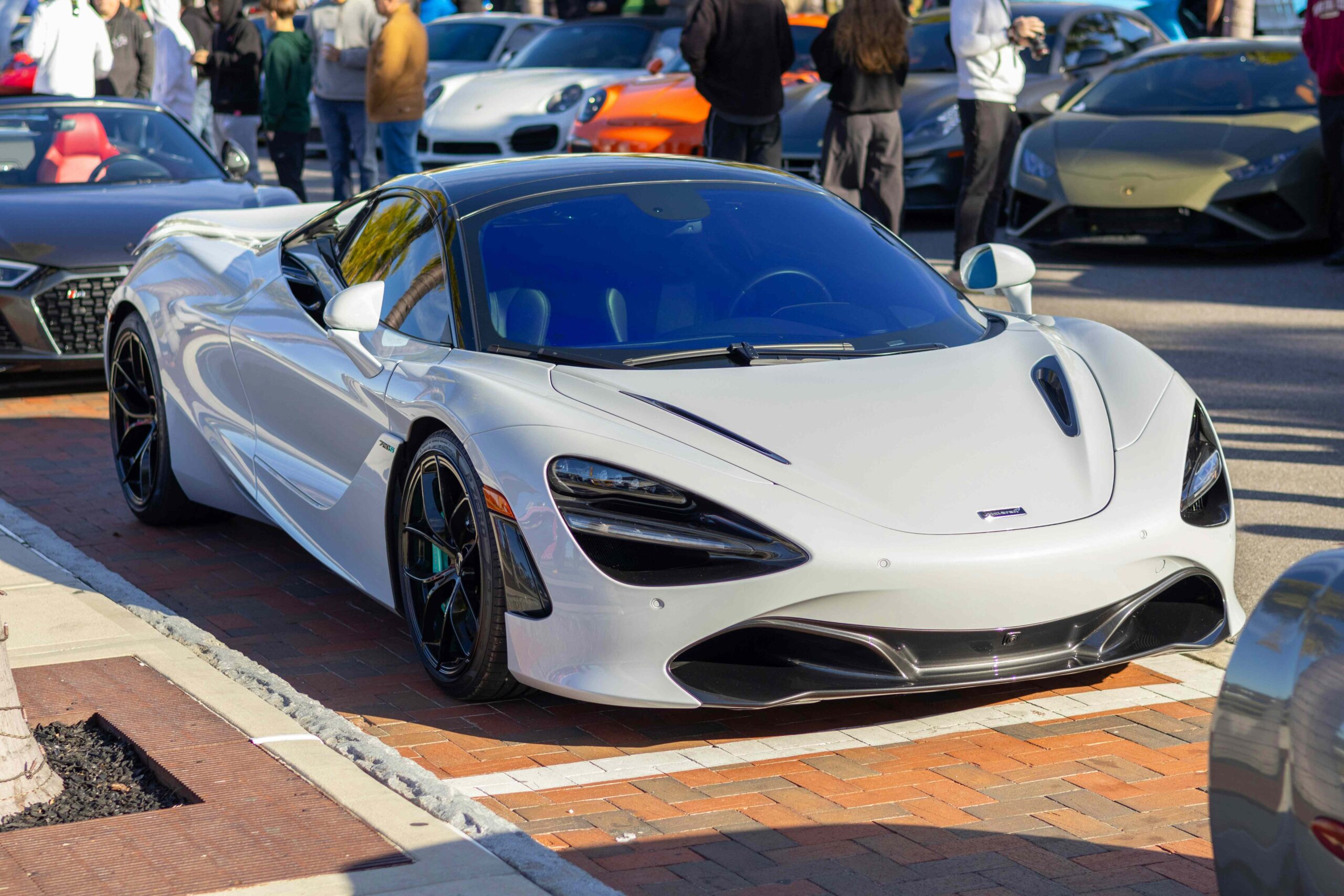 Best Time of Year to Book Car Rental Dubai for the Lowest Prices
